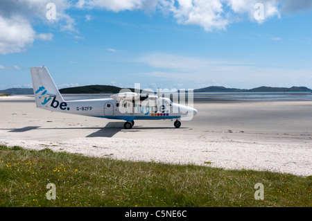 A de Havilland DHC-6 Twin Otter plane of Flybe - Loganair on the beach airstrip on the island of Barra in the Outer Hebrides Stock Photo