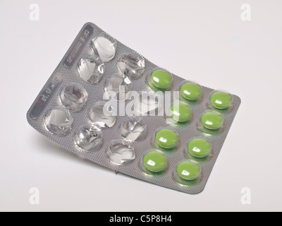 ein angefangener Blister mit grünen Tabletten | one inchoate blister pack with green tablets Stock Photo