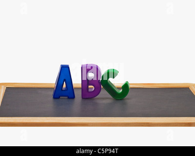 Auf einer Schiefertafel stehen die Buchstaben A, B, C | on a slate are A, B, C upright Stock Photo