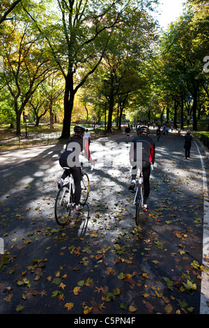 Bicyclists riding through Central Park in Manhattan, New York Stock Photo