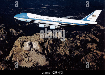 Air Force One Presidential air transport flies over Mt Rushmore Stock Photo