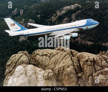 Air Force One Presidential air transport flies over Mt Rushmore Stock Photo