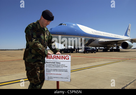 U.S. Air Force airman secures the perimeter around Air Force One, a Boeing 747 VC-25A aircraft Stock Photo