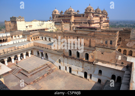 Ram Raja palace (late XVI cent)., in the background - Jahangiri mahal (early XVII c.), Orchha, Madhya Pradesh state, India Stock Photo