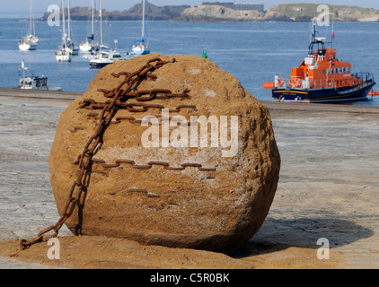 One of Andy Goldsworthy’s Alderney Stones disintegrates to reveal rusty chains. Alderney, Channel Islands, Stock Photo