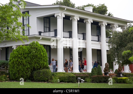 tourists tour round plantation house on guided tour of loretta lynn dude ranch hurricane mills tennessee usa Stock Photo