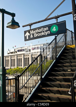 Yankee Stadium sign subway platform 161 , Stock Video