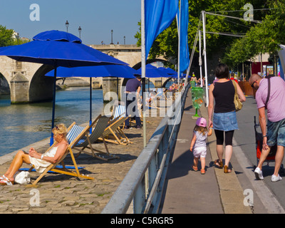 Paris, France, Annual Beach Event in City, 'Paris Plages' People Relaxing on River Seine plage, Lounge Chairs, heatwave and street, woman walking away  [Rear] heat paris street Paris in the daytime Stock Photo
