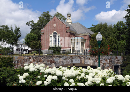 The Camden Public Library built in 1928 overlooks the town's harbor. Camden, Maine, USA Stock Photo