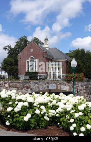 The Camden Public Library built in 1928 overlooks the town's harbor. Camden, Maine, USA Stock Photo