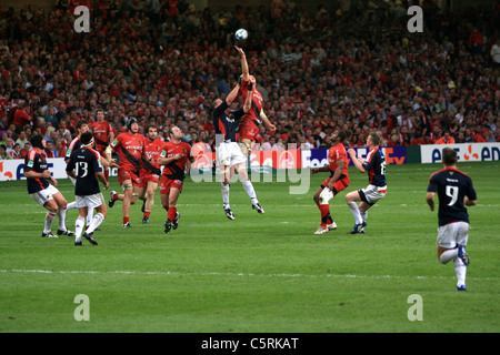 Alan Quinlan and Yannick Jauzion compete for the ball in the air during the Heineken Cup Final Stock Photo