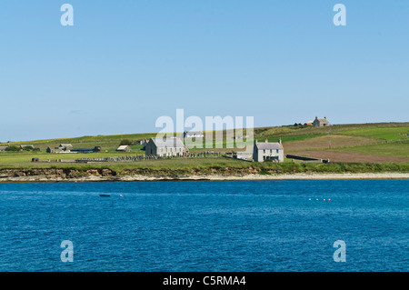 dh Kirk Bay FLOTTA ORKNEY Flotta south coast and village churchyard and houses Stock Photo