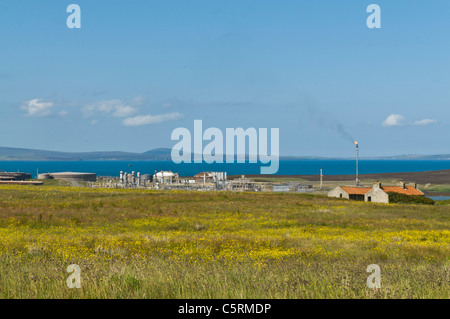 dh Flotta Oil Terminal FLOTTA ORKNEY Cottage croft and oil tanks fuel storage Stock Photo