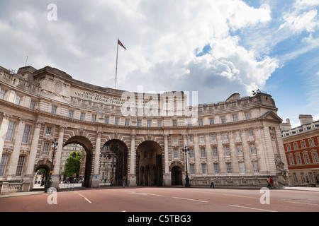 admiralty arch from the mall in london Stock Photo