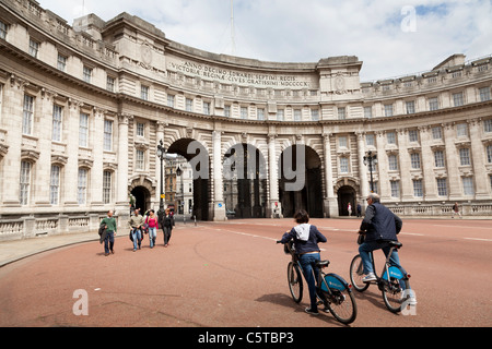 two people on Barclays Cycle Hire scheme London bikes by admiralty arch Stock Photo