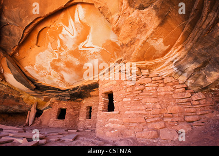 USA, Utah, Fallen Roof Ruin, Indian ruins in North Fork of Mule Canyon, Cedar Mesa Stock Photo