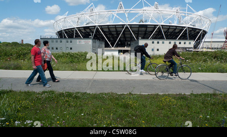 People walking and cycling along the Greenway in East London admiring the new Olympic Stadium, London England UK  KATHY DEWITT Stock Photo