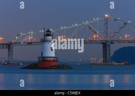 Twilight view of the Tarrytown Lighthouse and Tappan Zee Bridge on the Hudson River with the skyline of Manhattan 25 miles away Stock Photo