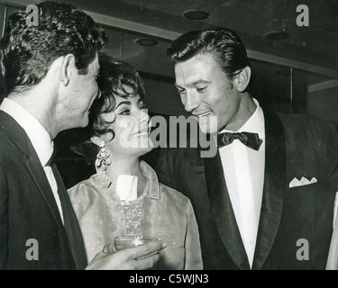 ELIZABETH TAYLOR with husband Eddie Fisher at left and Laurence Harvey about 1962 Stock Photo