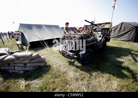 US ARMY JEEP & REINACTMENT BRITISH PARATROOPERS WORLD WAR II DISPLAY HISTORIC 03 July 2011 Stock Photo