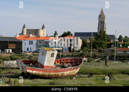 Old fishing boat stranded on the beach, Noirmoutier en L'Ile (Vendée, Pays de la Loire, France). Stock Photo