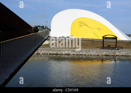 Access bridge ' Niemeyer Center ' in Ría of AVILÉS . Principado de Asturias . SPAIN Stock Photo