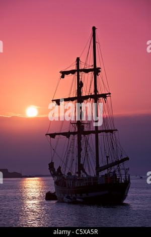 The 'La Malouine' brigantine at anchor in the Aber-Wrac'h at dusk (Brittany) Le brigantin 'La Malouine' . Stock Photo