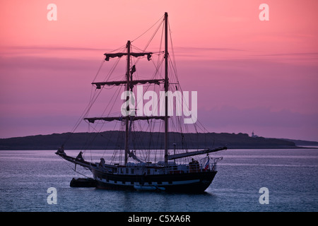 The 'La Malouine' brigantine at anchor in the Aber-Wrac'h at dusk (Brittany) Le brigantin 'La Malouine' . Stock Photo