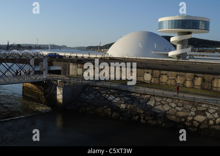 Access bridge ' Niemeyer Center ' in Ría of AVILÉS . Principado de Asturias . SPAIN Stock Photo