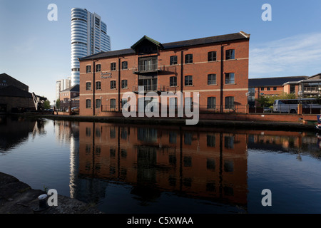 Modern buildings by The River Aire in Leeds, part of the waterfront redevelopment. Stock Photo