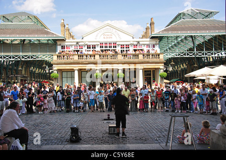 Entertainer in Central Square, Covent Garden, West End, City of Westminster, London, Greater London, England, United Kingdom Stock Photo