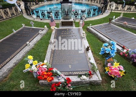 elvis presley grave in the meditation garden in graceland memphis tennessee usa Stock Photo