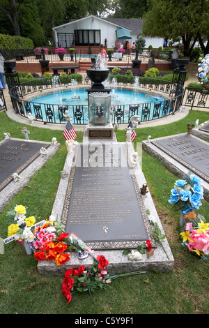 elvis presley grave in the meditation garden in graceland memphis tennessee usa Stock Photo