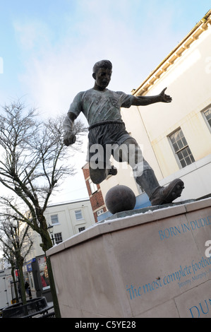 Frost-covered statue of Manchester United air disaster victim Duncan Edwards kicking a ball in High Street, Dudley Stock Photo