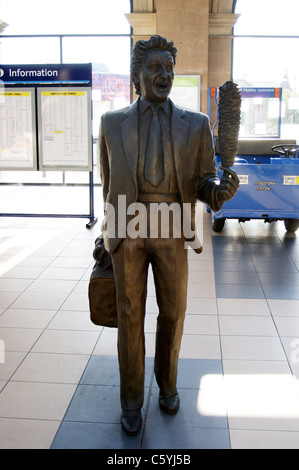 Bronze statue of comedian Sir Ken Dodd (1927-2018) at Liverpool Lime Street railway station by Tom Murphy Stock Photo