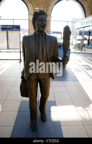 Bronze statue of comedian Sir Ken Dodd (1927-2018) at Liverpool Lime Street railway station by Tom Murphy Stock Photo