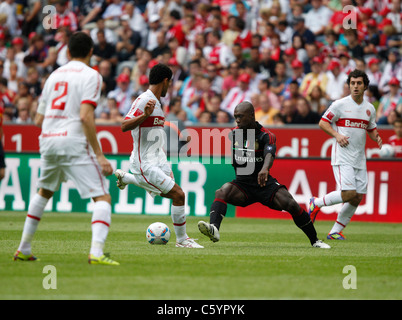 AC Milan player Clarence Seedorf (middle) in action against Porto Alegre (BRA) Stock Photo