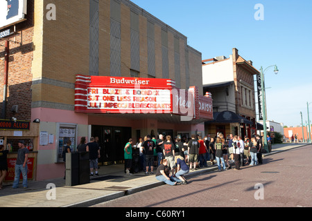 crowd of young tourists drinking outside the new daisy theater beale street memphis tennessee united states america usa Stock Photo