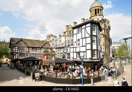 Manchester city centre. The Old Wellington Inn (1552) and Sinclairs Oyster Bar in Shambles Square. Corn Exchange building behind Stock Photo