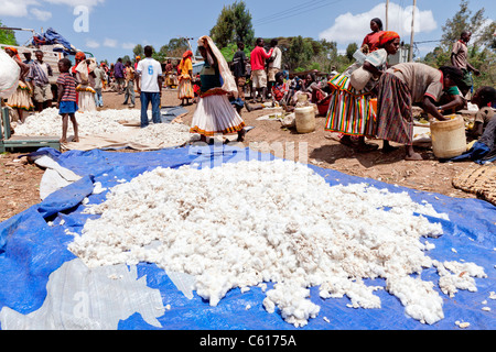 Local tribespeople selling cotton at Konso market in the Lower Omo Valley, Southern Ethiopia, Africa. Stock Photo