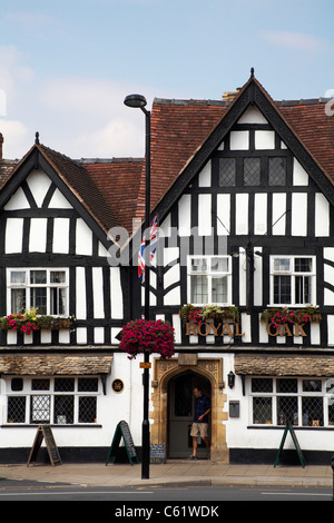 Royal Oak pub, Evesham at Vine Street, Evesham, Cotswolds, Worcestershire, UK in July - tudor style architecture Stock Photo