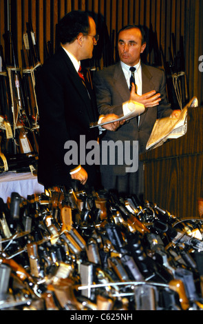 William Bratton appears with Mayor Rudy Giuliani at a Police Department gun confiscation photo-op on March 7, 1994 Stock Photo