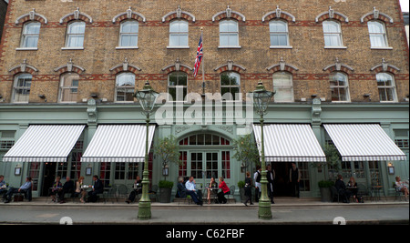 People dining outside at the Charlotte Street Hotel in Charlotte Street Fitzrovia London W1 England UK KATHY DEWITT Stock Photo