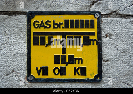 A Bosnian gas safety sign on a concrete brick wall Stock Photo