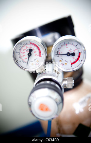 Oxygen tank and pressure gauge Stock Photo: 28013503 - Alamy