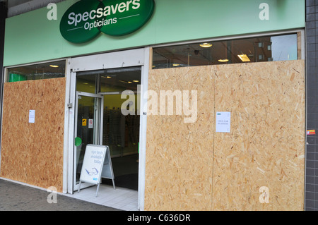 Specsavers Wood Green London Riots looted shops London Riots looted shops boarded up smashed windows Riots London 2011 Stock Photo