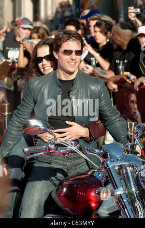 Tom Cruise, Katie Holmes at arrivals for War of the Worlds Premiere, Grauman's Chinese Theatre, Los Angeles, CA, June 27, 2005. Stock Photo