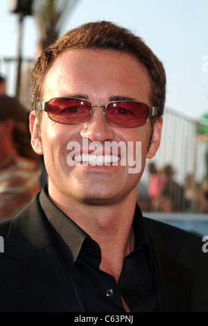 Julian McMahon at arrivals for 2005 MTV Movie Awards, The Shrine Auditorium, Los Angeles, CA, June 04, 2005. Photo by: Tony Gonzalez/Everett Collection Stock Photo