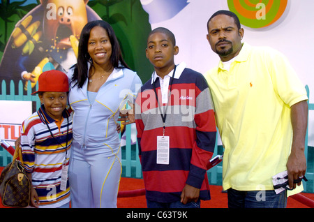 Regina King, Family at arrivals for Chicken Little Premiere, The El Capitan Theater, Los Angeles, CA, October 30, 2005. Photo by: David Longendyke/Everett Collection Stock Photo