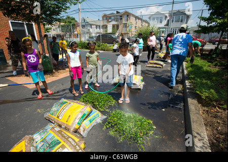 Students, family, friends and volunteers participate in a work day at a school in New York Stock Photo